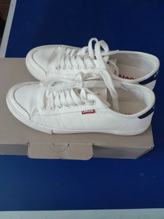 Teniși super firmă Levi's,măsura 37.