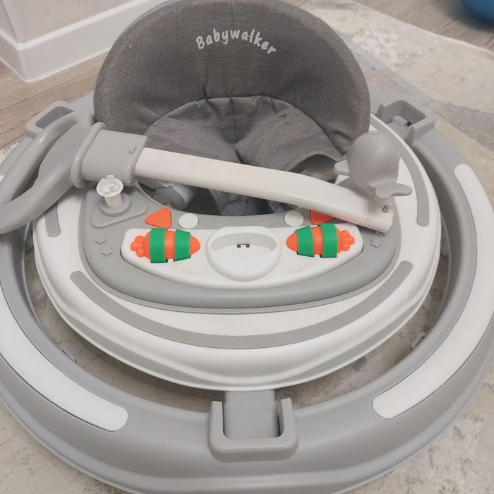 Детский ходунок для первых шагов