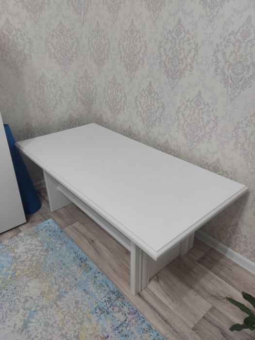 Красивый белый стол