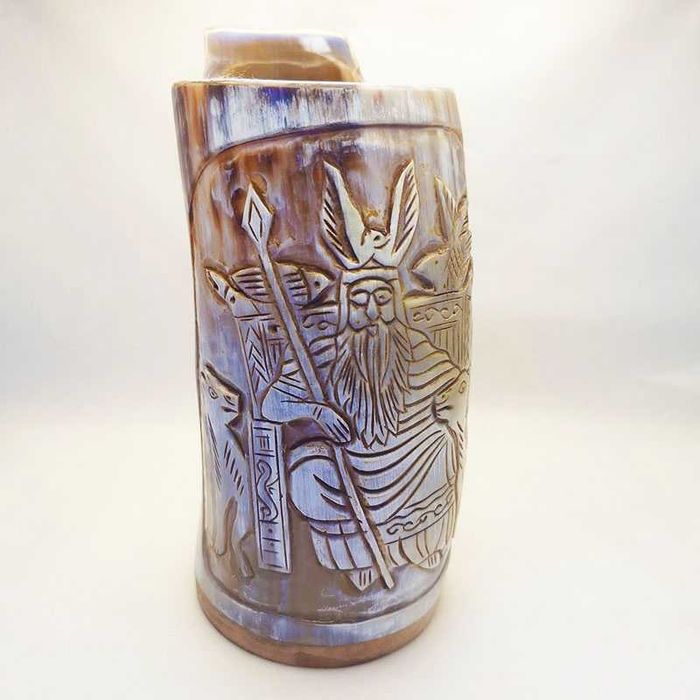 Чаши  от истински биволски рог и гравюри с викингски мотиви, тип халба