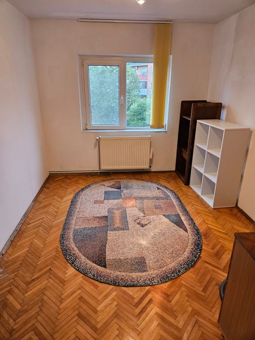 Inchiriez apartament 4 camere in zona polivalenta