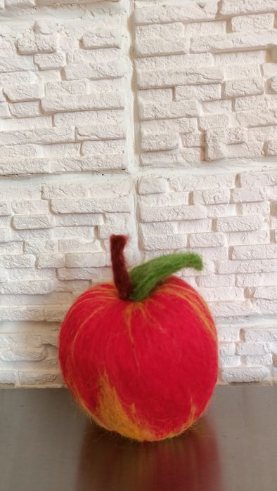 Сувенирные яблоки из шерсти