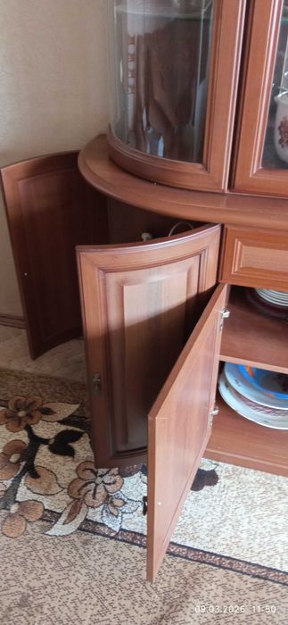 Сервант витрина с подсветкой