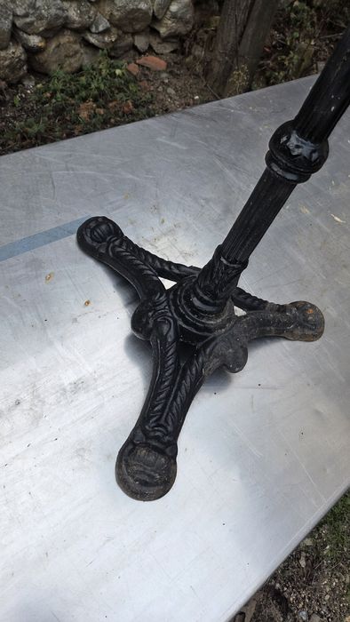 Чугунена стойка за маса