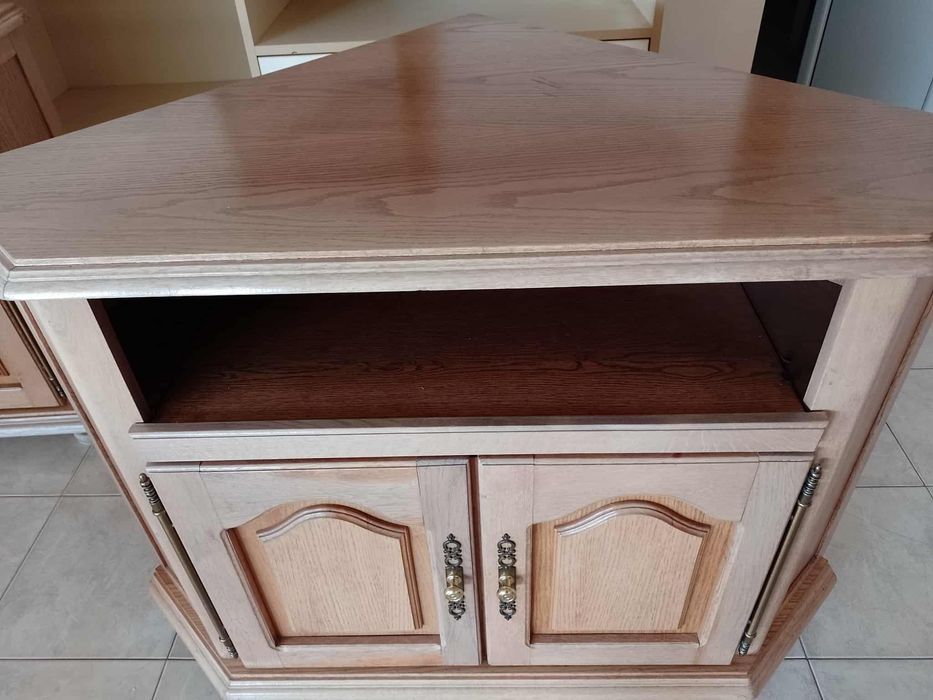 Продавам дървен ъглов телевизионен шкаф, масивно дърво