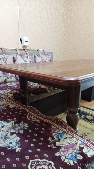 Uglavoy divan Sotiladi srochniy