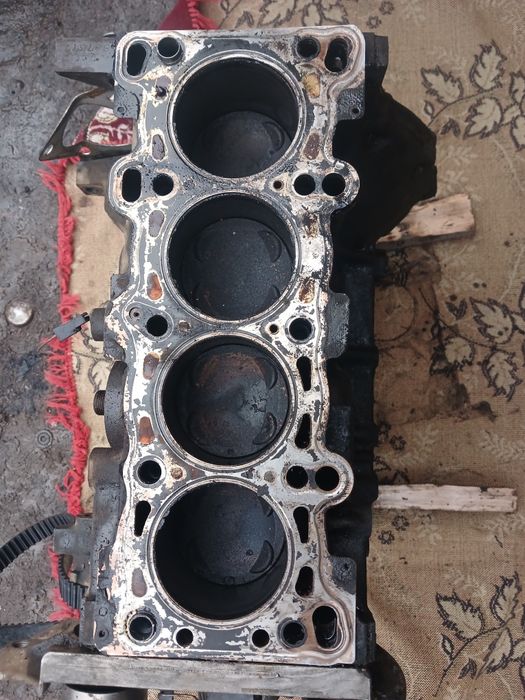 Блок двигателя Мазда 323  Z5 привозной