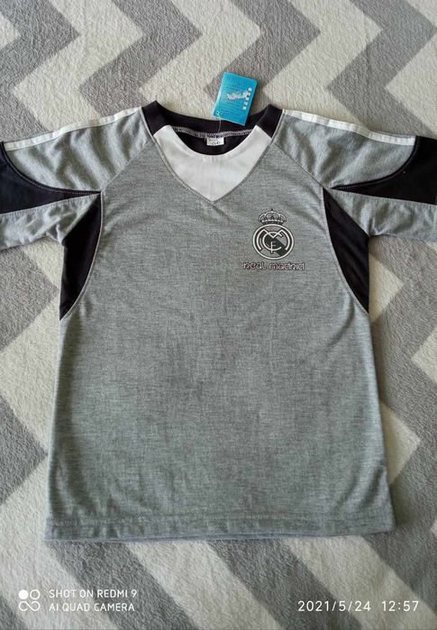 Детски тениски на H&M и пуловер на LC Waikiki