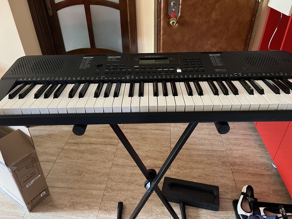 PACHET COMPLET: Orgă Electronică Medeli MK100 (Ca Nouă, la Cutie) + Stativ + Pedală Sustain