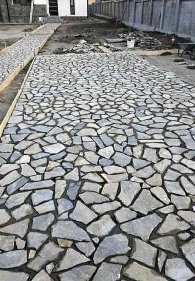 Piatră Naturală de Carieră – Ideală pentru Pavaje și Alei