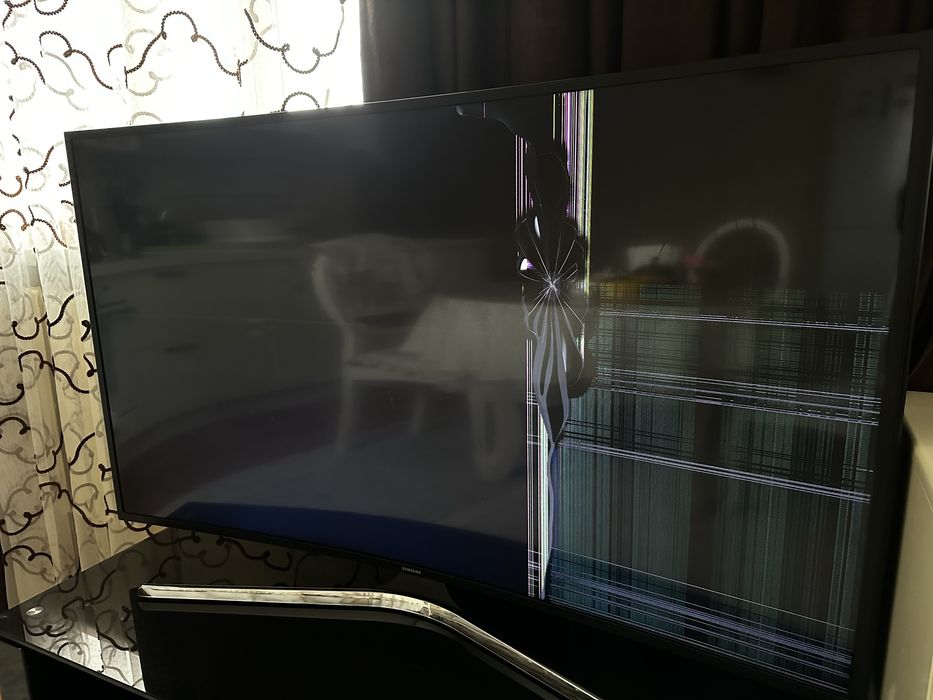 Телевизор с дефектом экрана