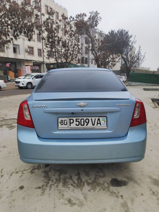 Lacetti 1.8 sotiladi