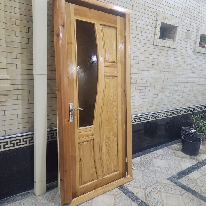 Дверь межкомнатная из орехового дерева.