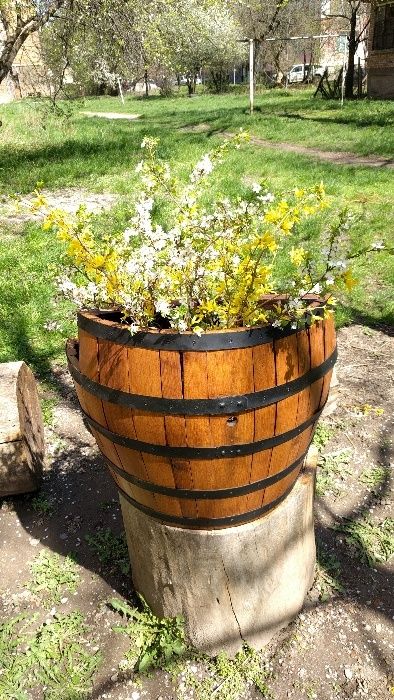 Продавам цветарник от дъбова бъчва.