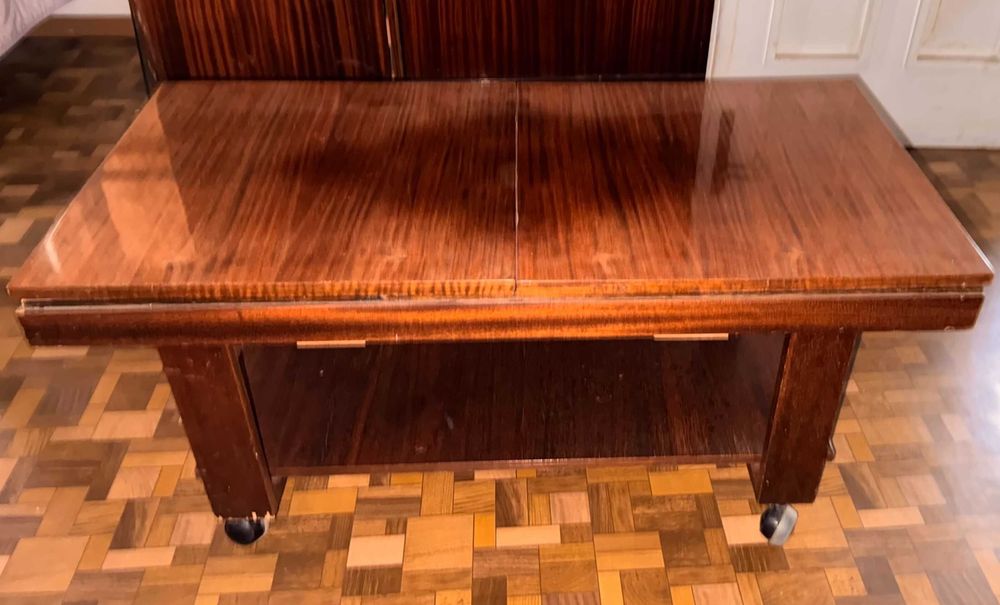 Маса от масивно дърво с две нива и лакиран горен плот