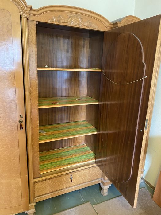 Dulap vechi peste 100 ani lemn par alb