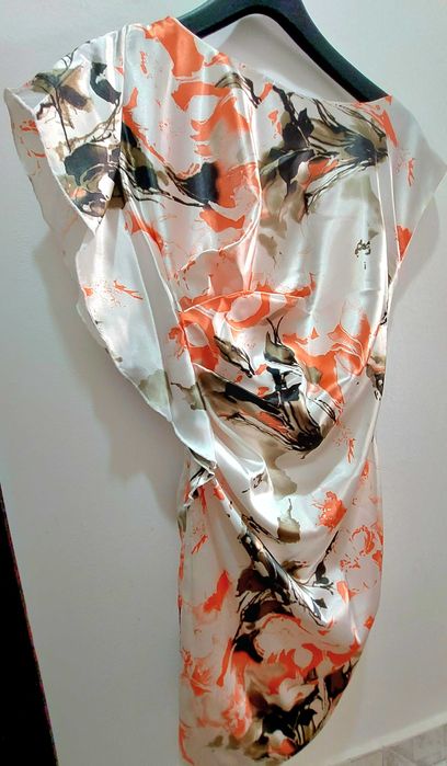 Сатенирана рокля с коралов акцент от Vivel fashion.