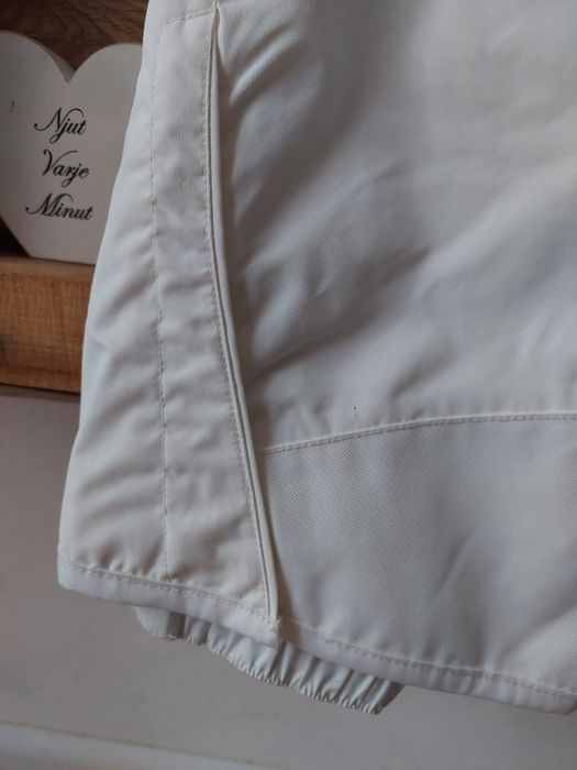 Розов гащеризон и бяло ски долнище