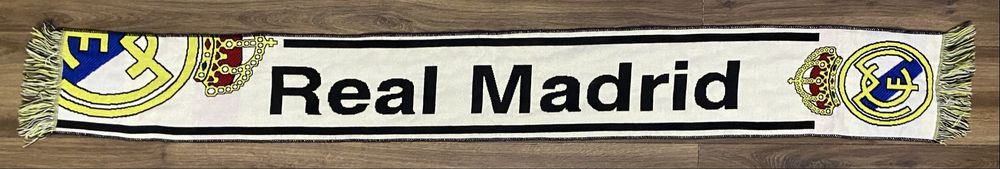 Шалове на Реал Мадрид и синьо-бял шал тип зебра.