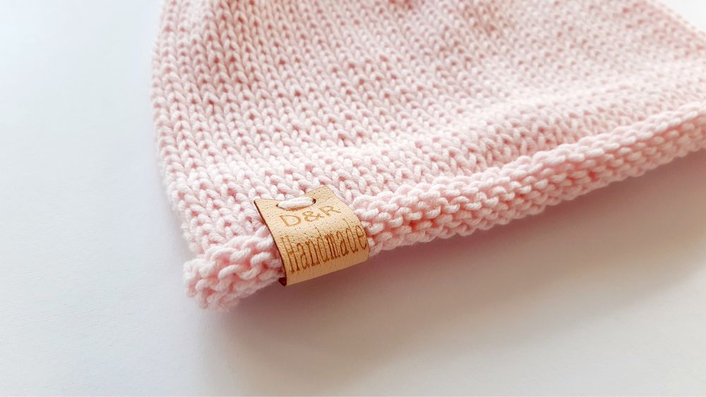 Ръчно плетен комплект/шапчица,клипс,дрънкалка