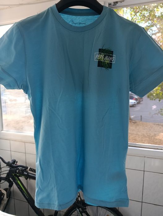 Vând tricou original modern cu imprimeu fata- spate