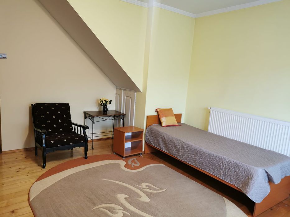 Apartament cu o cameră în zona TgCucu la casă, parter