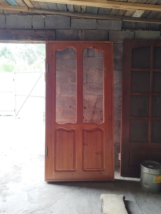 Продам двери и оконную раму