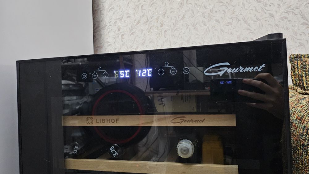 Продам винный холодильник Libhof