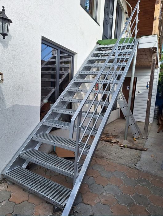 Cofectionam scarii zincate la super pret si trasport gratuit