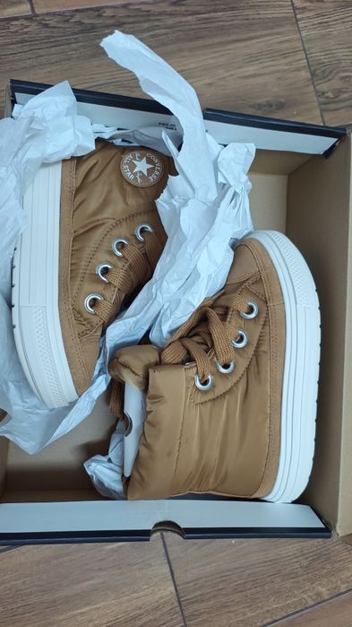 Tenisi imblaniti Converse noi