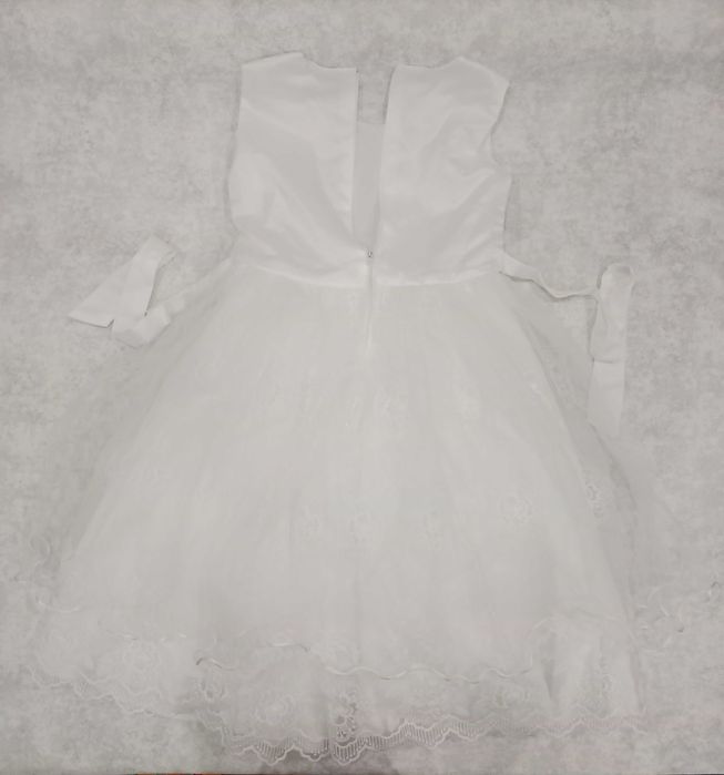 Нарядное белое платье для девочки