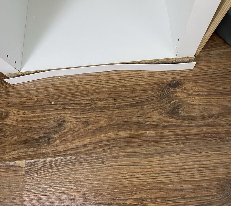 Продается стол с стульям и стелаж