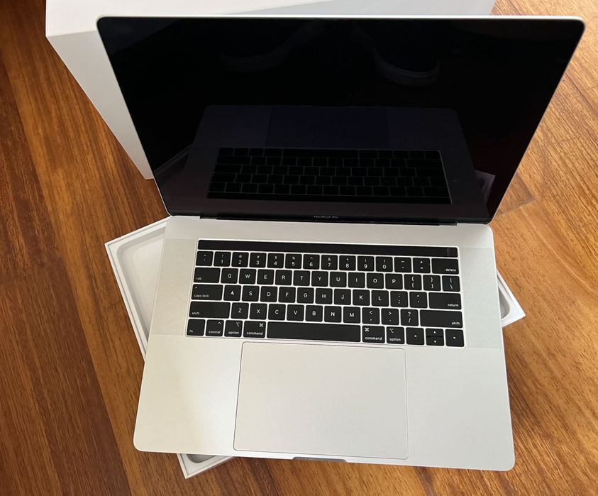 MacBook Pro 15” i7 6-Core / 16GB / 512GB SSD / Radeon 560X / Impecabil