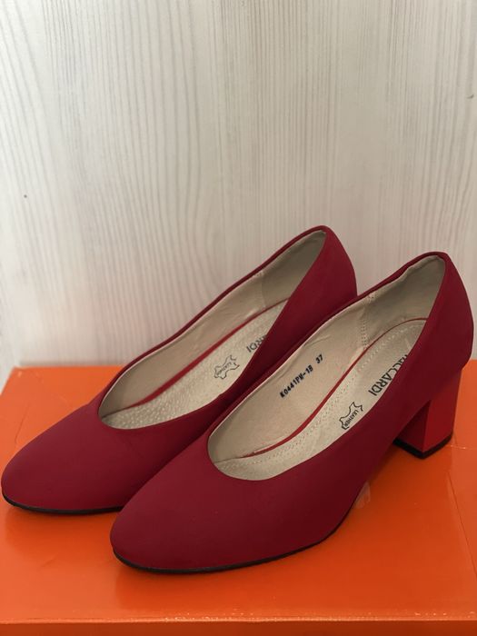 Красивые замшевые туфли