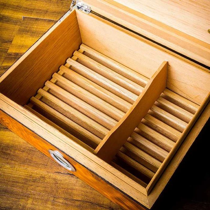 Хумидор, Полирано дърво, Lubinski, 30 пури, Хидрометър и кристален гел