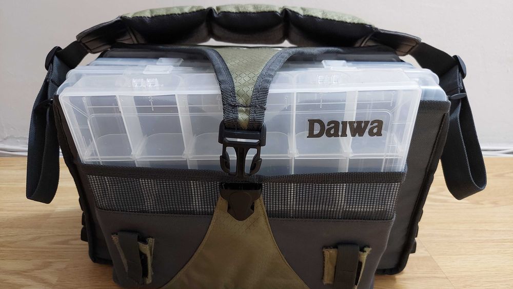 Geanta Daiwa cu 4 cutii pentru naluci