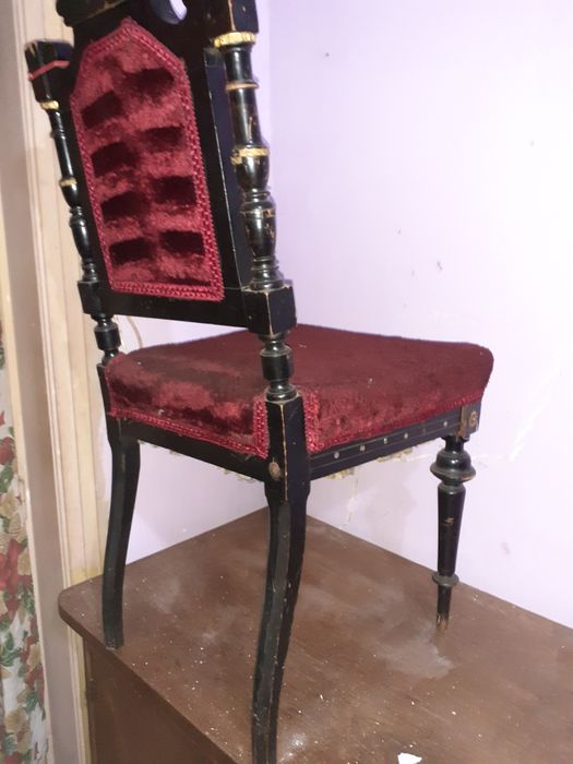 Diverse piese de mobilier vechi(scaune ,cuiere Thonet,mobila nuc,masa