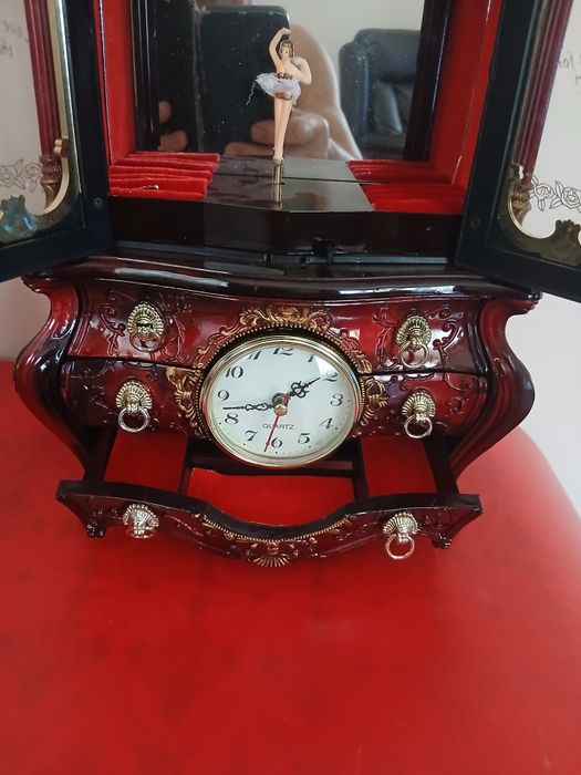 Dulap in miniatura,pentru bijuterii,cu ceas si cutie muzicala.