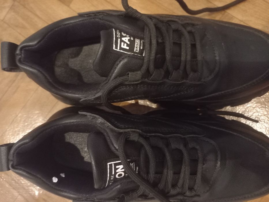 Продам женские кроссовки