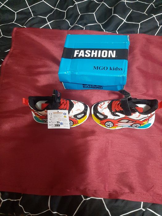 Детски маратонки чисто нови светещи