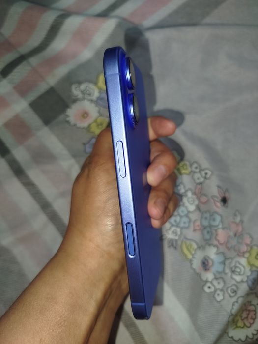 iPhone 16 почти новый, срочно