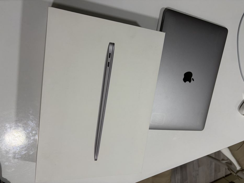 Продам MacBook air m1 13’ silver