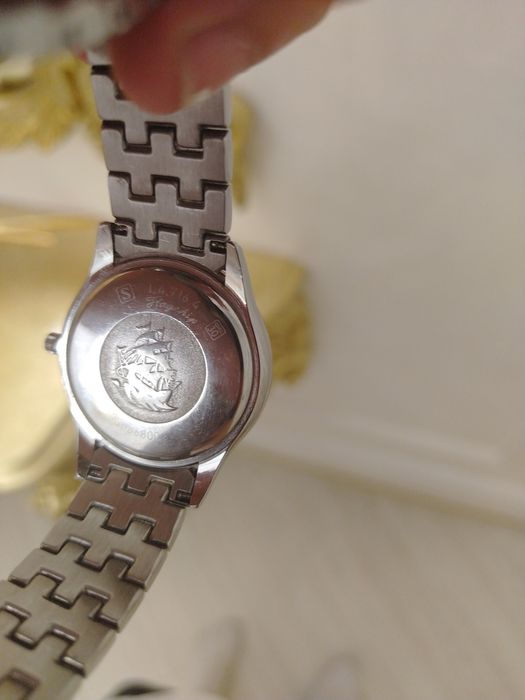 По фото видно кварцевые часы Longines с окошком дня недели и даты (day