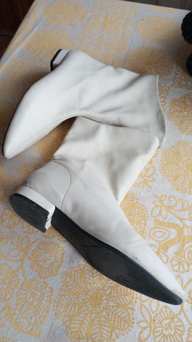 Сапожки чёрные и белые.