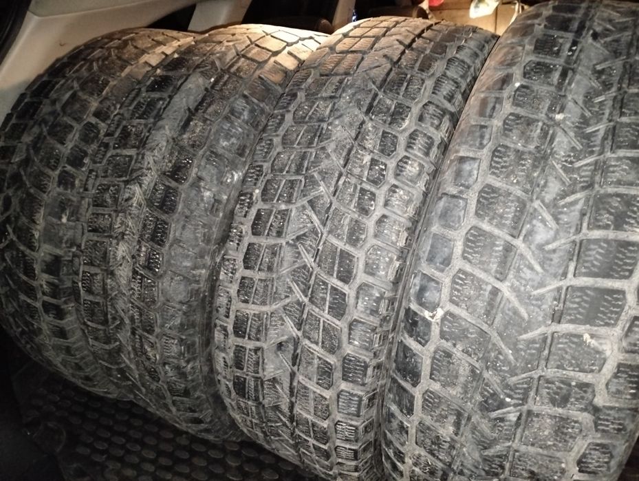 Продам шины Максис лупучка