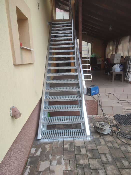 Vindem scări zincate la cerere