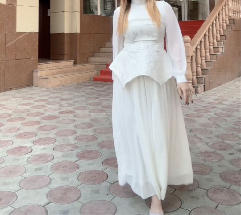 Платье белая, и есть корсет.