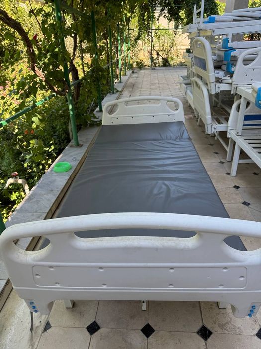 Медицинские кровати с матрасом и тумбочка