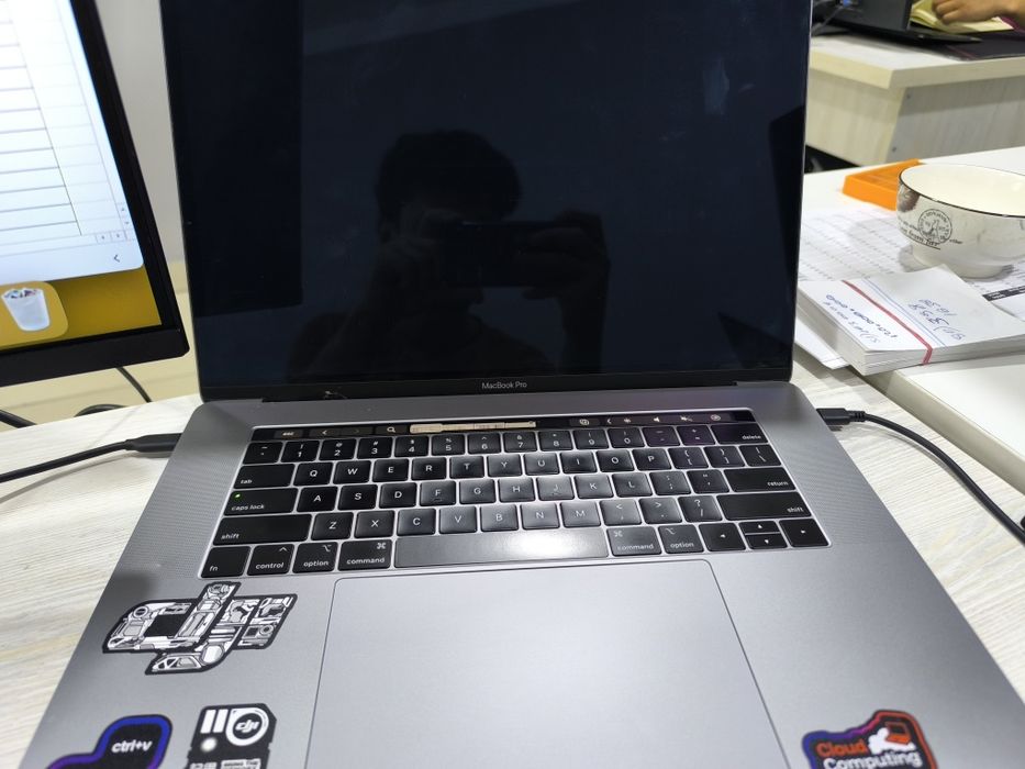 Macbook pro a1990  display ishlamidi