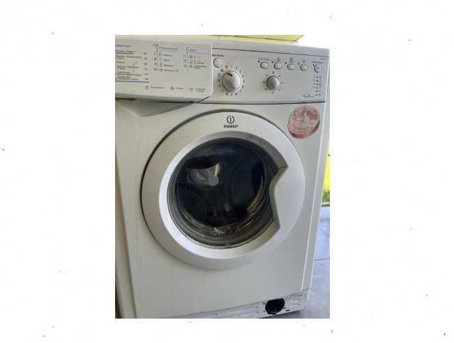 Продам стиральную машинку Indesit. Состояние хорошее 4 кг. загрузка